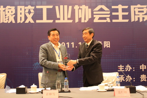 中国橡胶工业协会会长范仁德向6686体育网页登录董事长袁仲雪颁发荣誉奖牌 